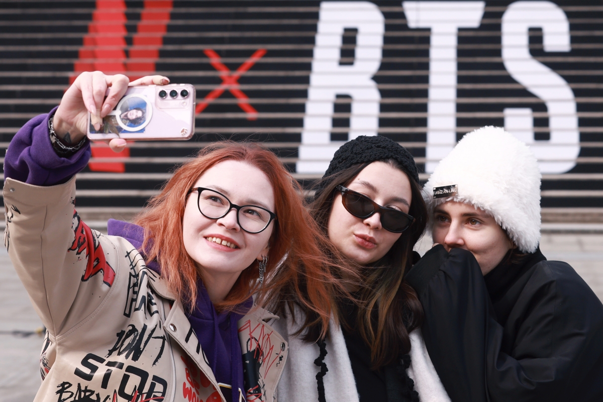 11일 서울 종로구 세종문화회관 계단에서 러시아 관광객들이 ‘완전체’로 돌아오는 그룹 방탄소년단(BTS) 공연 홍보물을 배경으로 기념촬영을 하고 있다. 2026.3.11 연합뉴스