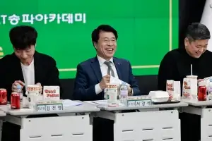 서강석 송파구청장, 청년봉사회와 햄버거 오찬 “송파 청년 목소리 경청”