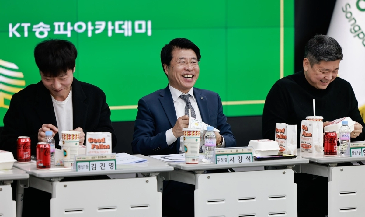 서강석(가운데) 송파구청장이 지난 11일 송파구청에서 청년봉사회 회장단과 함께 햄버거로 오찬을 하며 대화를 나누고 있다. 송파구 제공