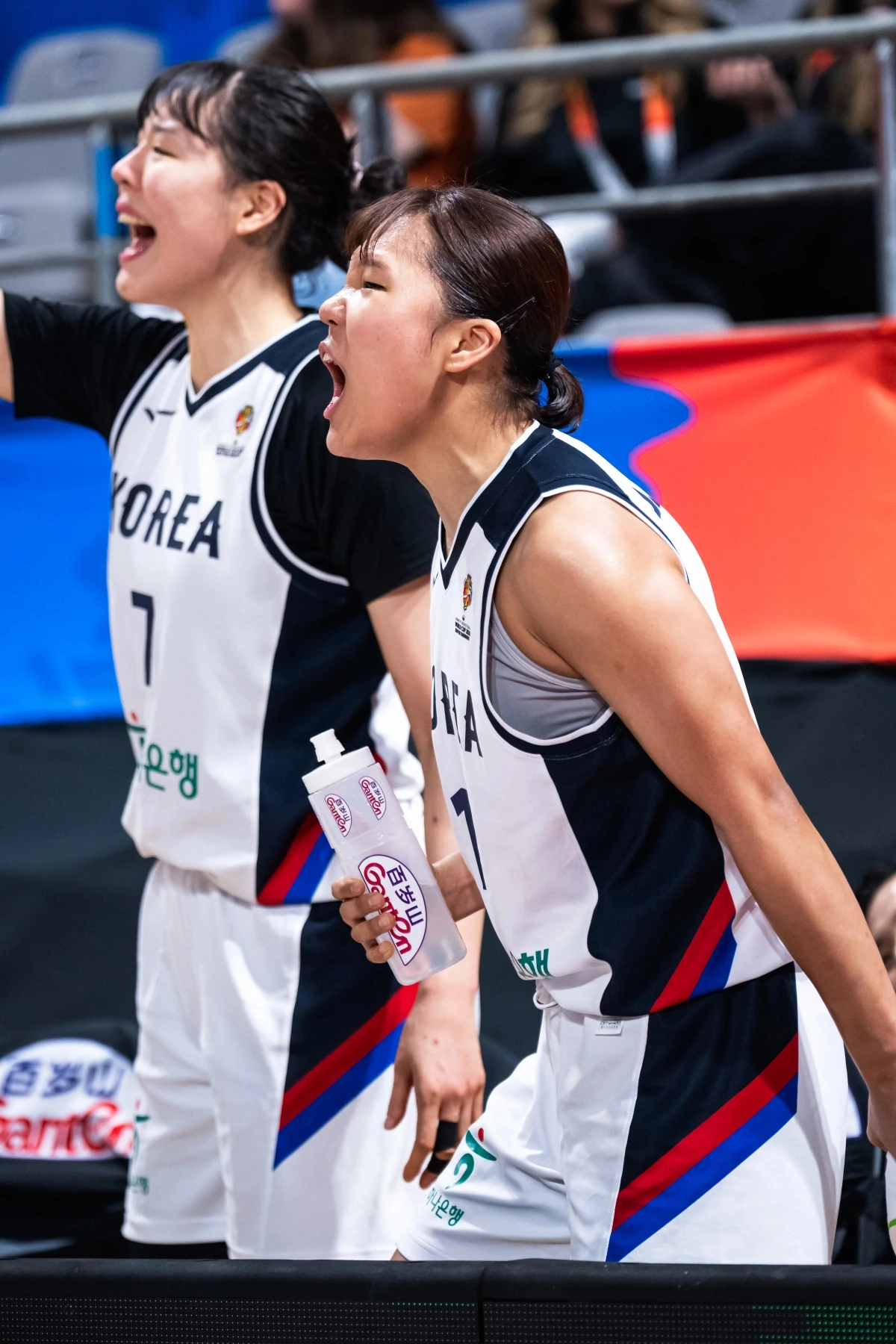 박지수와 박지현이 나이지리아와의 경기에서  선수들을 응원하고 있다. FIBA 제공