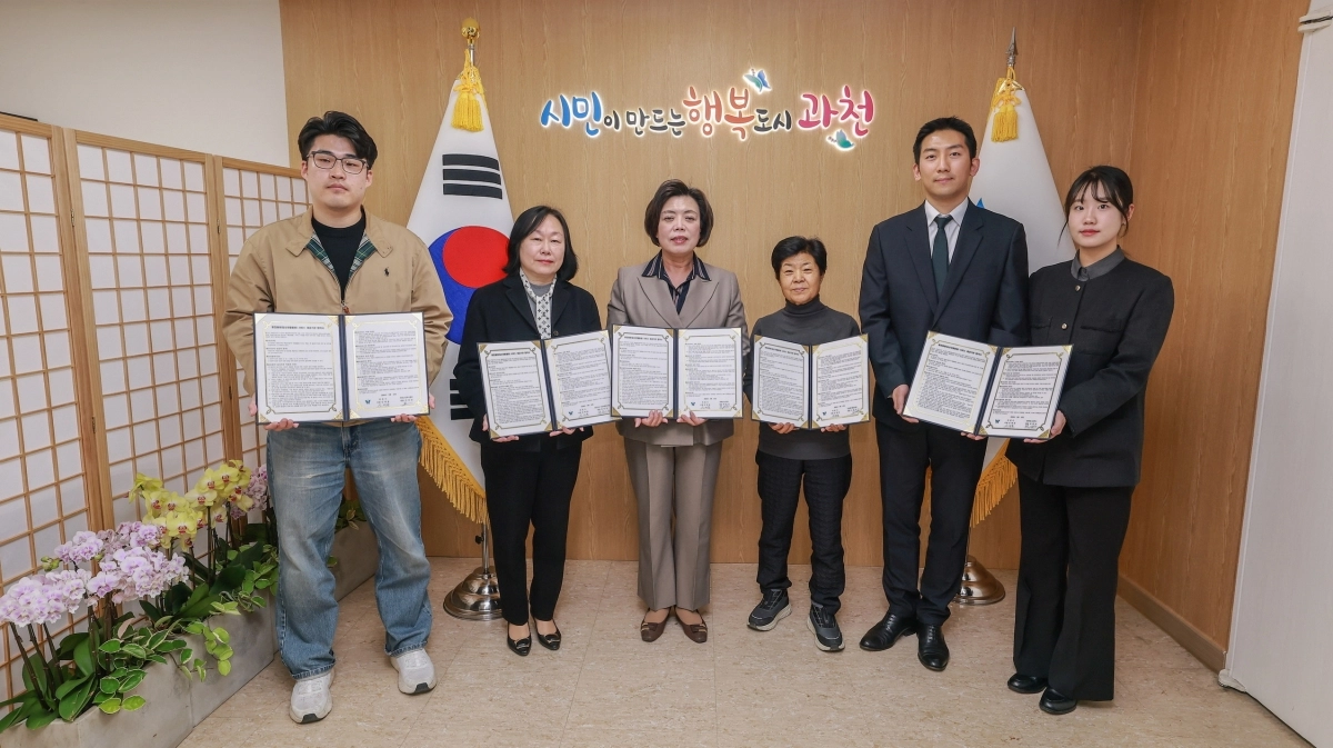 과천시(시장 신계용, 왼쪽 세 번째)는 12일 통합돌봄(일상생활돌봄) 서비스 제공기관 4곳과 업무협약을 체결했다. (과천시 제공)