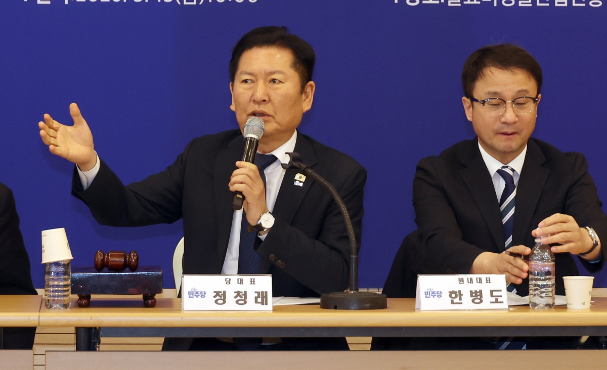 정청래 더불어민주당 대표가 13일 전북 순창군 발효미생물산업진흥원에서 열린 현장 최고위원회의에서 발언하고 있다. 연합뉴스