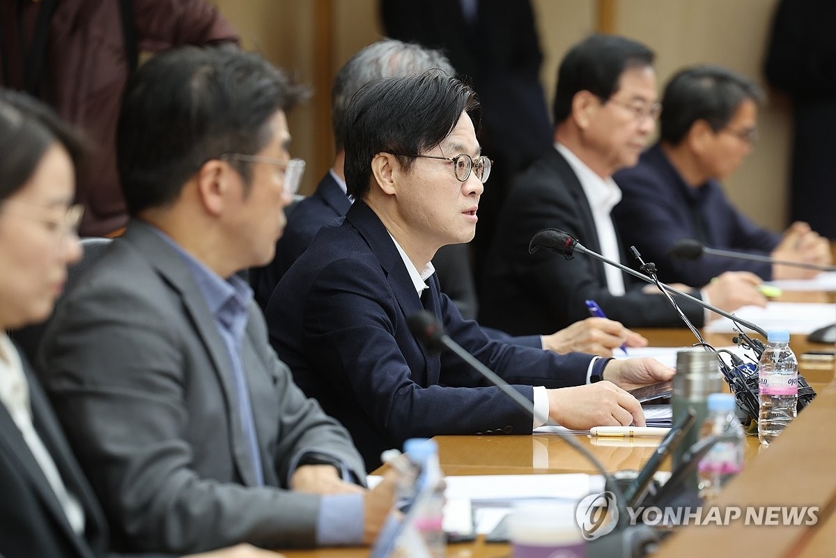 김정관 산업통상부 장관이 13일 서울 무역보험공사에서 열린 석유시장 점검회의에서 발언하고 있다. 연합뉴스