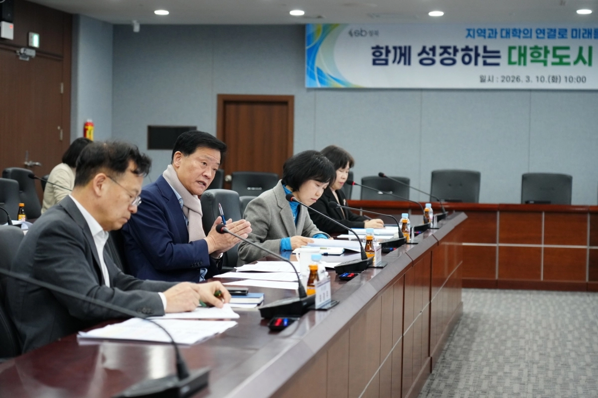 이승로(왼쪽 두 번째) 성북구청장이 10일 구청에서 열린 ‘함께 성장하는 대학도시 성북 종합계획’ 보고회에서 발언하고 있다. 성북구 제공