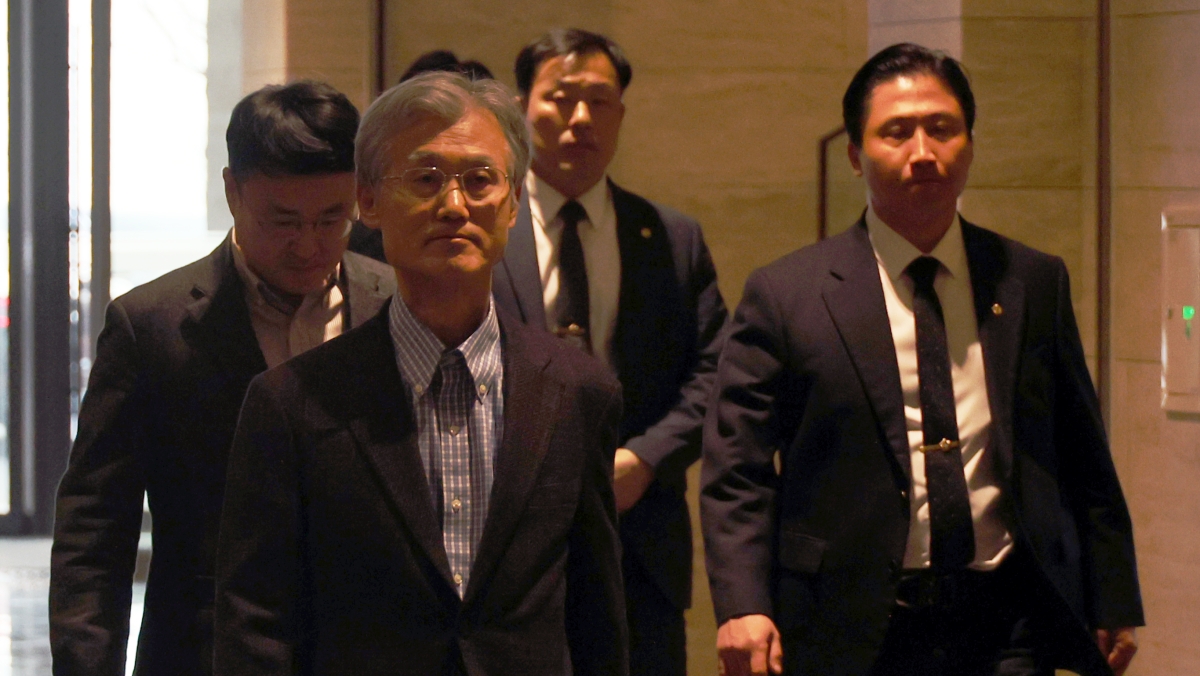 조희대 대법원장이 지난 12일 오후 충북 제천의 한 리조트에서 열린 전국 법원장 간담회 뒤 마련된 만찬장으로 들어서고 있다.  제천 연합뉴스