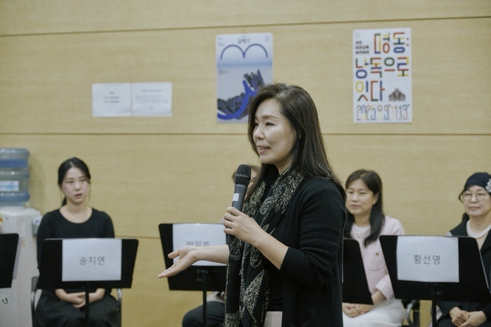 2025년 국립극단이 진행한 ‘명동: 낭독으로 잇다’ 강연 모습. 문예주 배우가 강사로 참여해 낭독 강연을 하고 있다. 국립극단 제공