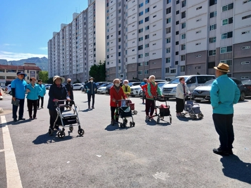 서울시 노원구 한 아파트에서 어르신 건강걷기 프로그램이 열리고 있다.   노원구 제공