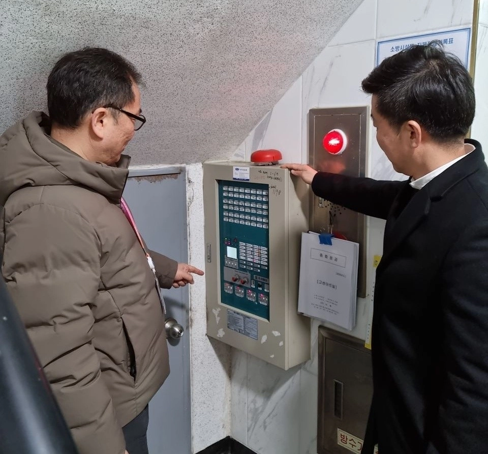 구 관계자가 ‘전세사기 피해주택’을 현장방문해 실태조사를 하고 있다. 양천구 제공