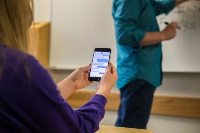 thumbnail - 스마트폰 달고 있는 아이, 주의력도 낮고 성적도 형편없다