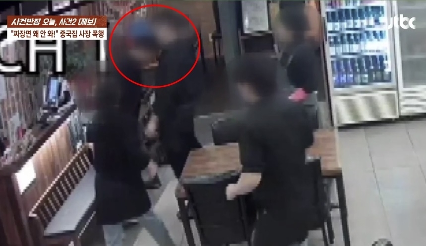 경기 의정부시의 한 중식당에서 한 손님이 업주에게 다가가 박치기를 하고 있다. JTBC ‘사건반장’ 캡처