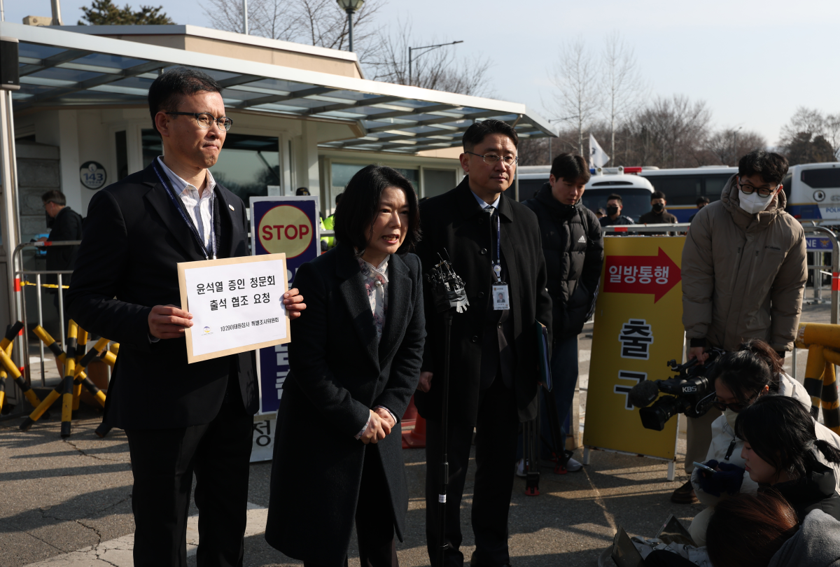 위은진 이태원참사 청문회 준비단장(가운데)이 지난 10일 경기 의왕시 서울구치소를 찾아 윤석열 전 대통령과 면담을 앞두고 ‘청문회 출석 요청’ 관련 브리핑을 하고 있다. 연합뉴스