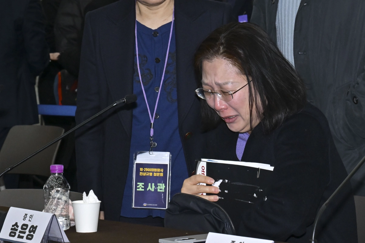 송은영 전 이태원역장이 13일 서울 중구 은행회관에서 열린 10·29 이태원참사 진상규명과 재발방지를 위한 특별조사위원회 청문회 증인으로 출석해 눈물을 흘리고 있다. 연합뉴스