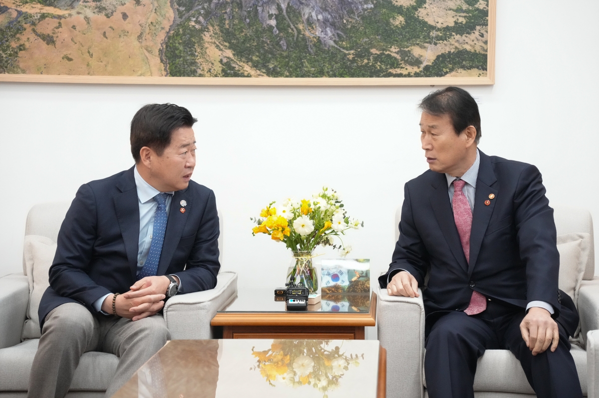 오영훈 제주특별자치도지사는 13일 도청 집무실에서 권오을 국가보훈부 장관과 면담을 갖고 있다. 제주도 제공