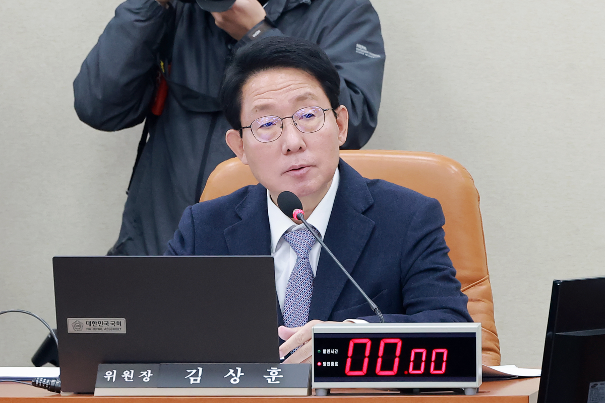 4일 국회에서 열린 대미투자특별법 처리를 위한 특별위원회 전체회의에서 위원장인 국민의힘 김상훈 의원이 대체 토론을 진행하고 있다. 연합뉴스