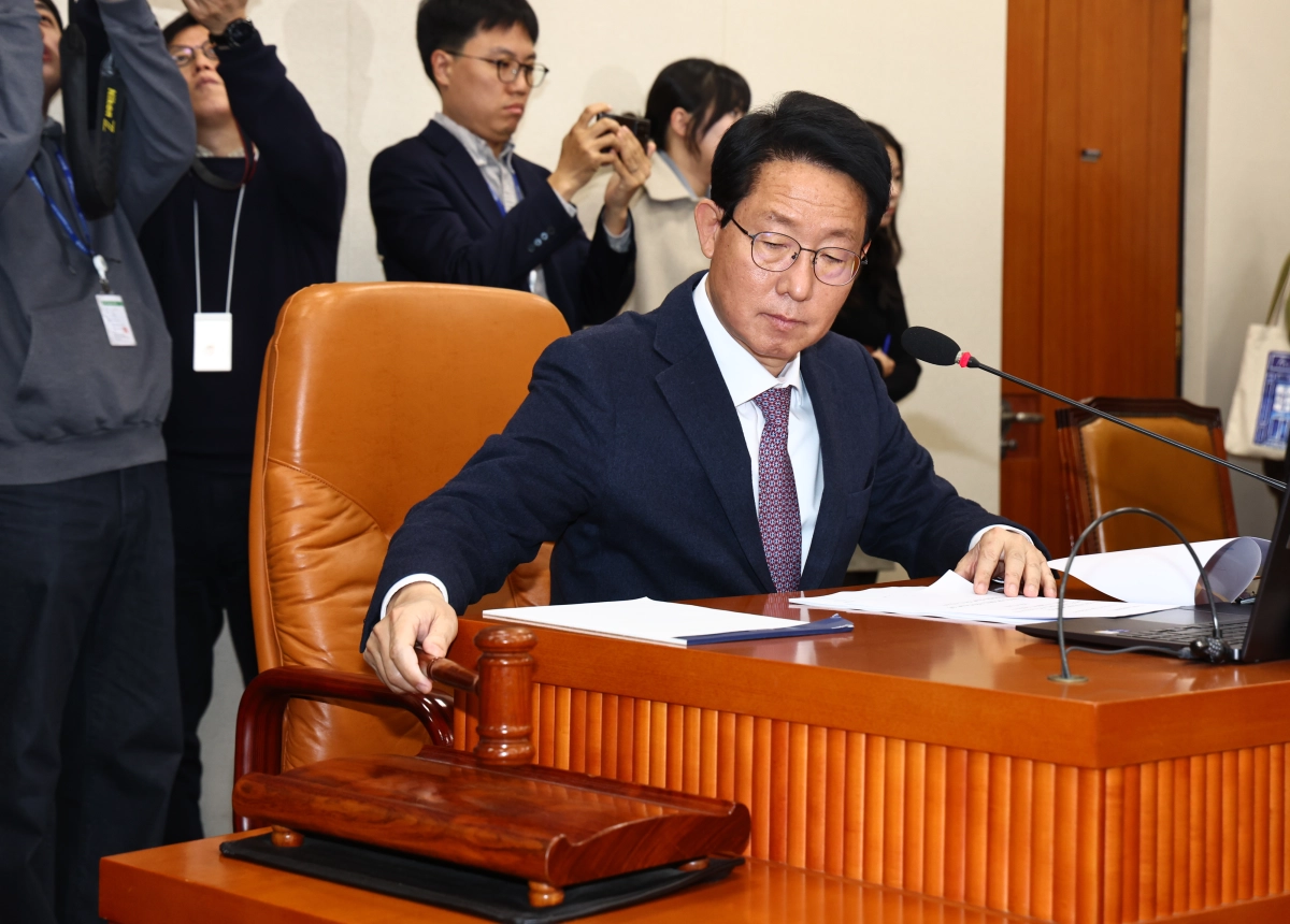 김상훈 대미투자특별법 처리를 위한 특별위원회 위원장이 9일 오후 서울 여의도 국회에서 열린 특위 전체회의에서 의사봉을 두드리고 있다. 이날 전체회의에서 대미투자특별법이 만장일치로 통과됐다. 뉴시스