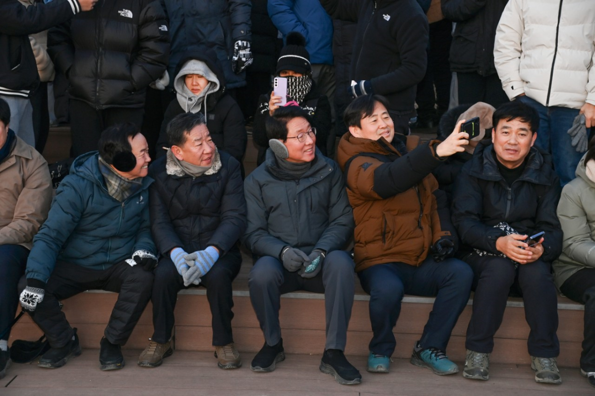 김상훈 국민의힘 의원이 지난 1월 1일 대구 서구 와룡산 해맞이 행사에서 지역 주민들과 셀카를 찍고 있다. 의원실 제공.