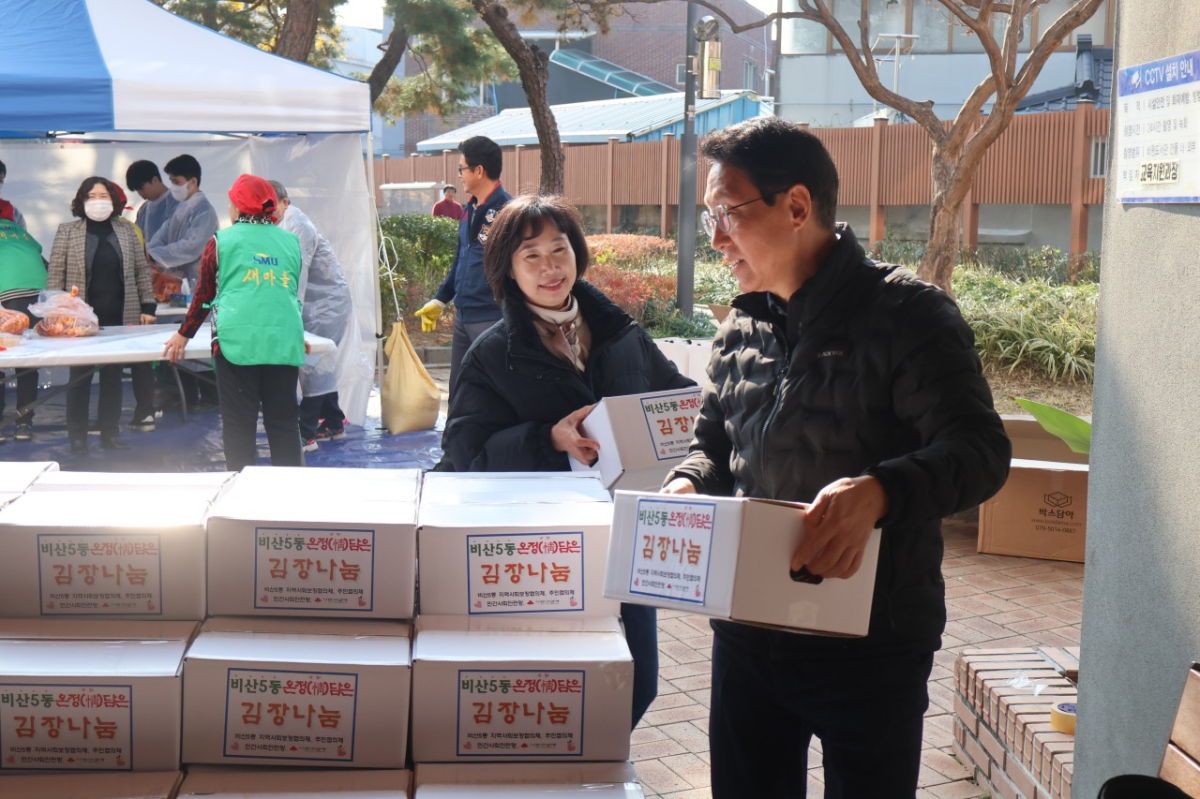김상훈 국민의힘 의원이 지난해 11월  대구 서구 비산5동 김장나눔 및 어린이 김장체험 행사를 하고 있다. 의원실 제공
