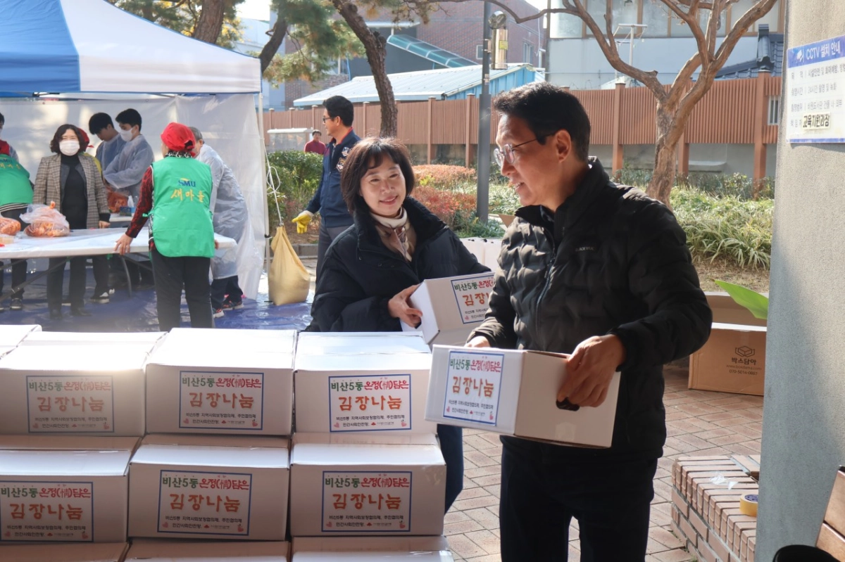 김상훈 국민의힘 의원이 지난해 11월  대구 서구 비산5동 김장나눔 및 어린이 김장체험 행사를 하고 있다. 의원실 제공