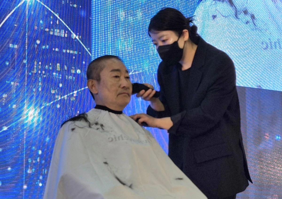 박범계 더불어민주당 의원이 지난 달 28일 충남 천안시 공주대 천안캠퍼스에서 열린 자신의 출판기념회에서 대전·충남 행정 통합을 촉구하며 삭발하고 있다. 연합뉴스