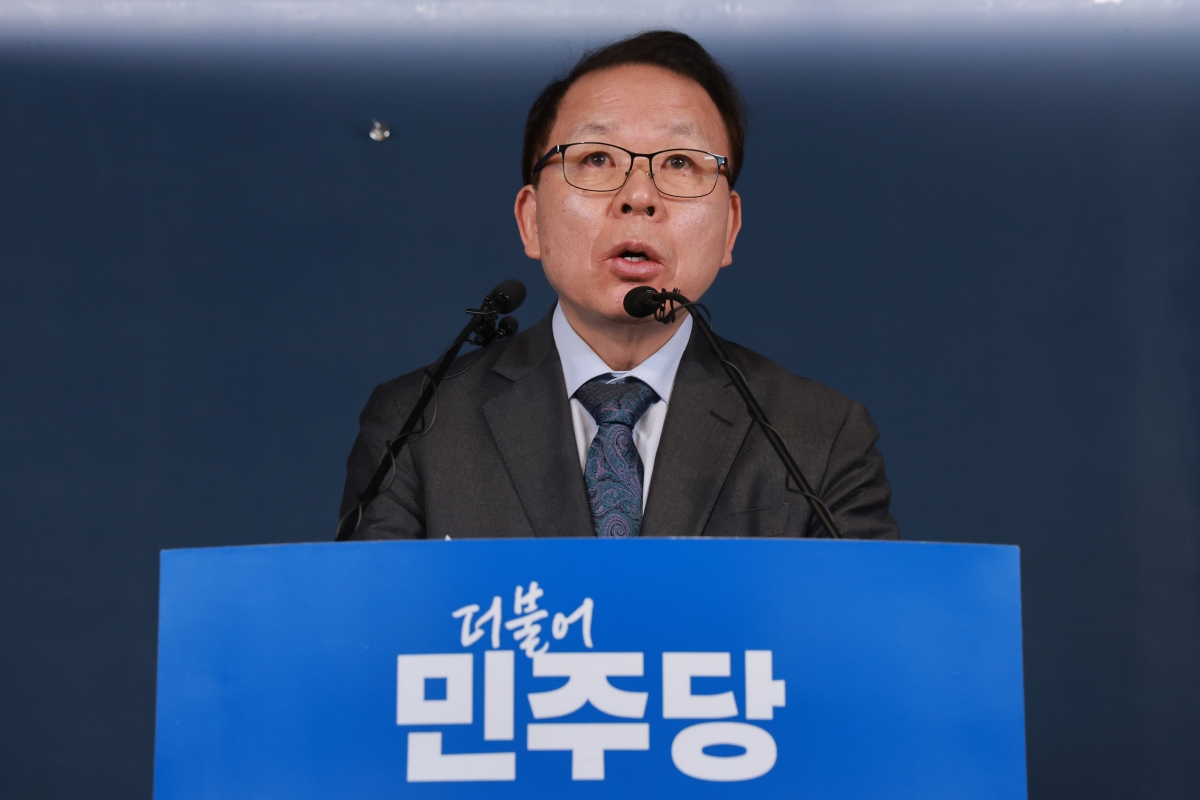 김이수 더불어민주당 공천관리위원장이 13일 여의도 중앙당사에서 6·3 지방선거 충북지사 후보를 경선을 통해 정하기로 했음을 알리고 있다. 연합뉴스