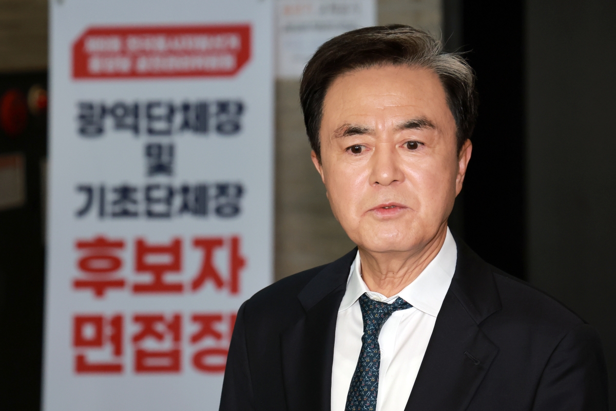 면접 마치고 질문에 답하는 김태흠 지사