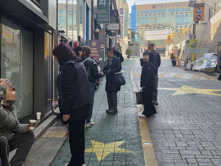 흡연 단속 현장 뒤로 남산초가 지척에 보이고 있다. 김신우 수습기자