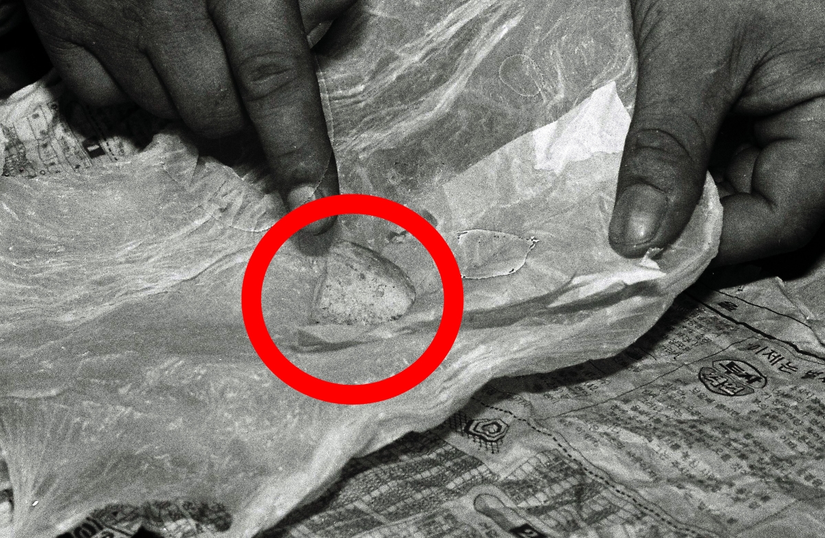 친정 아버지와 동생및 채권자등 5명을 연쇄 독살한 혐의로 김선자가 경찰에 검거됐다. 서울 용산경찰서는 2일 김선자씨(49)를 강도살인및 강도살인미수(독극물투입) 혐의로 검거해 구속영장을 신청하고 김씨가 피해자들로부터 빽은 수표 5장과 금반지 3개, 청산염 18mg등을 증거물로 압수했다. 당시 압수한 청산가리(빨간 원안) 1988. 9. 2 서울신문 DB