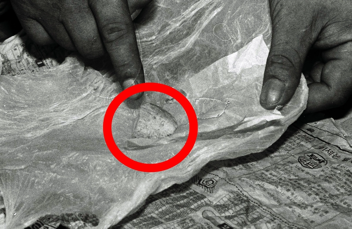 친정 아버지와 동생및 채권자등 5명을 연쇄 독살한 혐의로 김선자가 경찰에 검거됐다. 서울 용산경찰서는 2일 김선자씨(49)를 강도살인및 강도살인미수(독극물투입) 혐의로 검거해 구속영장을 신청하고 김씨가 피해자들로부터 빽은 수표 5장과 금반지 3개, 청산염 18mg등을 증거물로 압수했다. 당시 압수한 청산가리(빨간 원안) 1988. 9. 2 서울신문 DB