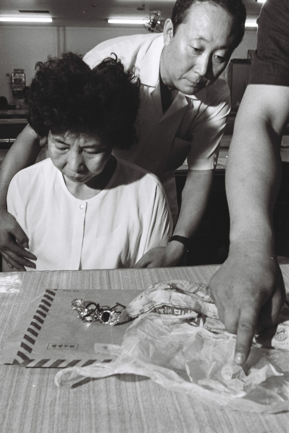 친정 아버지와 동생및 채권자등 5명을 연쇄 독살한 혐의로 김선자가 경찰에 검거됐다. 서울 용산경찰서는 2일 김선자씨(49)를 강도살인및 강도살인미수(독극물투입) 혐의로 검거해 구속영장을 신청하고 김씨가 피해자들로부터 빽은 수표 5장과 금반지 3개, 청산염 18mg등을 증거물로 압수했다. 1988. 9. 2 서울신문 DB