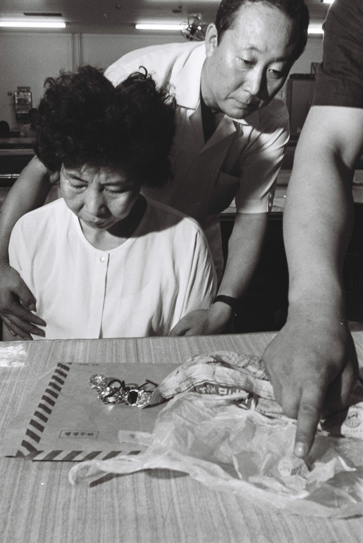 친정 아버지와 동생및 채권자등 5명을 연쇄 독살한 혐의로 김선자가 경찰에 검거됐다. 서울 용산경찰서는 2일 김선자씨(49)를 강도살인및 강도살인미수(독극물투입) 혐의로 검거해 구속영장을 신청하고 김씨가 피해자들로부터 빽은 수표 5장과 금반지 3개, 청산염 18mg등을 증거물로 압수했다. 1988. 9. 2 서울신문 DB