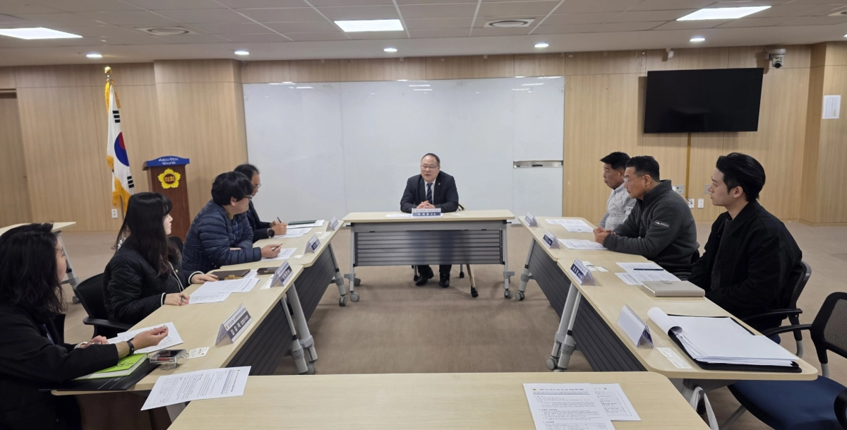 박재용 의원이 13일 경기도의회 중회의실에서 경기도낚시연맹, 경기도청 해양수산과, 경기도의회 농정해양전문위원실 관계자들과 장애인의 낚시 참여 활성화 정책 방향과 조례 개정에 대해 의견을 나누고 있다.(사진=경기도의회)