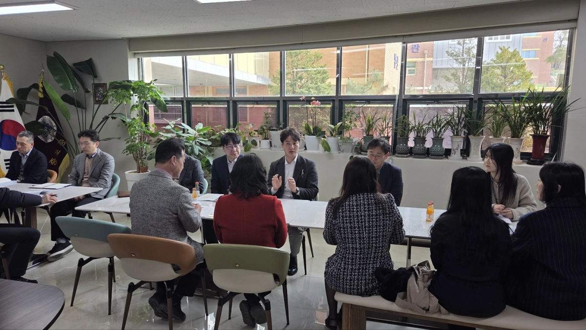 김일중 의원이 11일 이천 증포중학교 교장실에서 설현숙 교장과 박종욱 행정실장, 학부모회 학부모 등과 함께 증포중 교육환경 개선 방안을 논의 하고 있다.(사진=경기도의회)