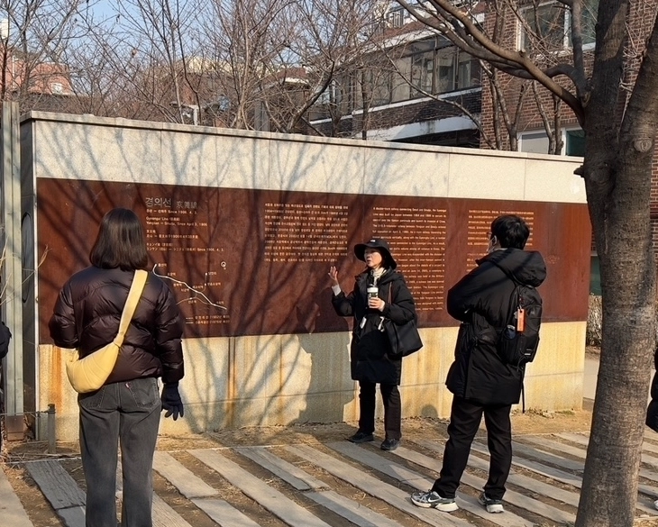 마포순환열차버스와 연계한 ‘타GO배우GO’ 교양 강좌에 참여한 사람들이 해설사의 설명을 듣고 있다. 마포구 제공
