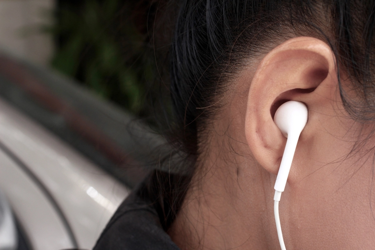 이어폰을 오래 끼면 세균이 번식하기 좋은 환경이 만들어진다. 123rf