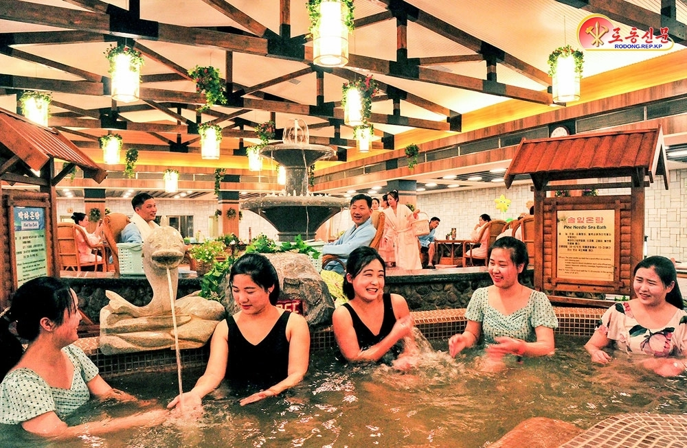 북한 노동당 기관지 노동신문은 13일 “삼지연시에 새로 일떠선 밀영호텔에서는 특색있는 온천문명을 마음껏 향유할 수 있다”고 보도했다.<br>평양 노동신문 뉴스1