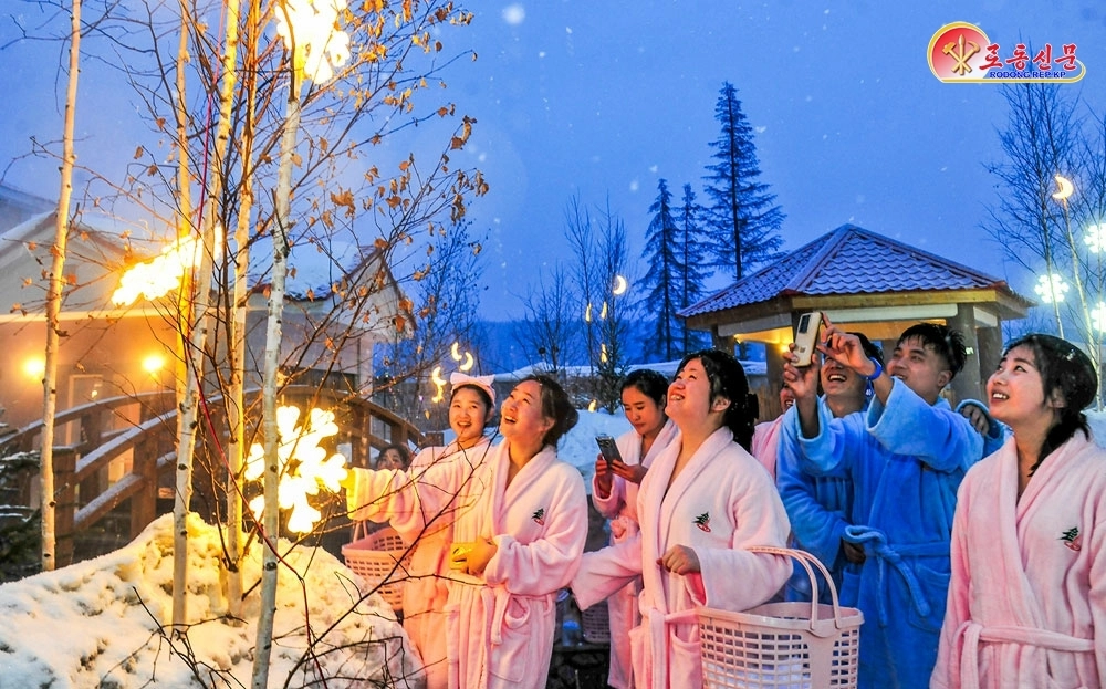 북한 노동당 기관지 노동신문은 13일 “삼지연시에 새로 일떠선 밀영호텔에서는 특색있는 온천문명을 마음껏 향유할 수 있다”고 보도했다.<br>평양 노동신문 뉴스1