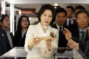 [포토] 김혜경 여사, 전통공예품 특별전 ‘한국본색’ 관람