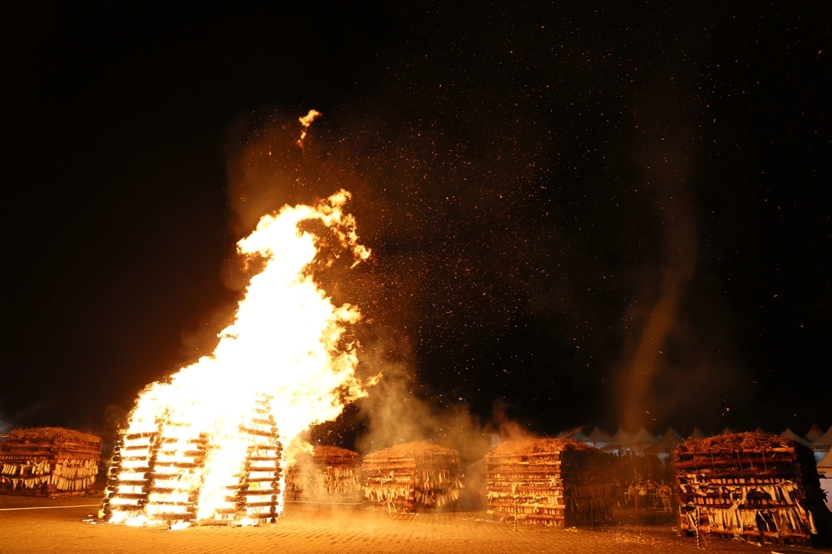 오름 불놓기는 사라져 디지털로 전환됐지만 들불축제의 정체성을 살리기 위해 달집태우기 등 전승의식은 그대로 계승해 선보이고 있다. 사진을 달집태우기. 제주시 제공