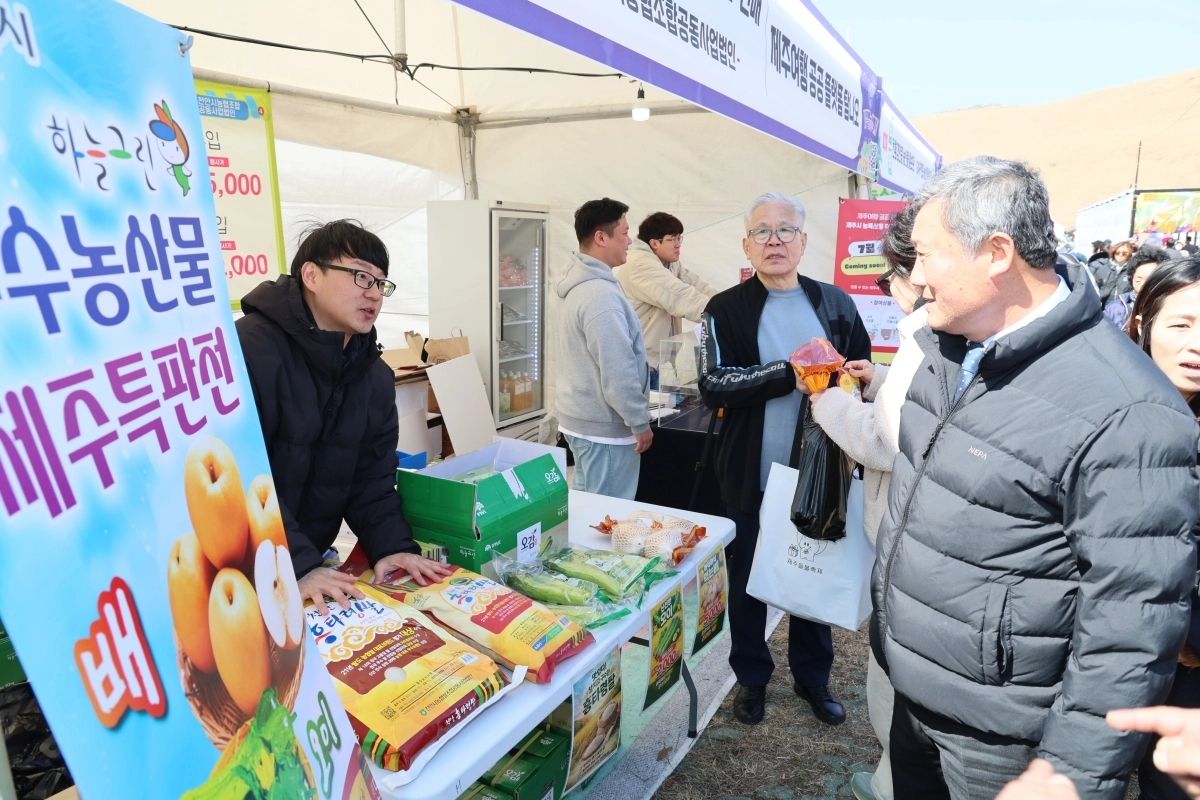 김완근 제주시장이 13일 새별오름에서 펼쳐지는 2026 제주들불축제 상생장터를 운영하는 모습을 살펴보고 있다. 제주시 제공