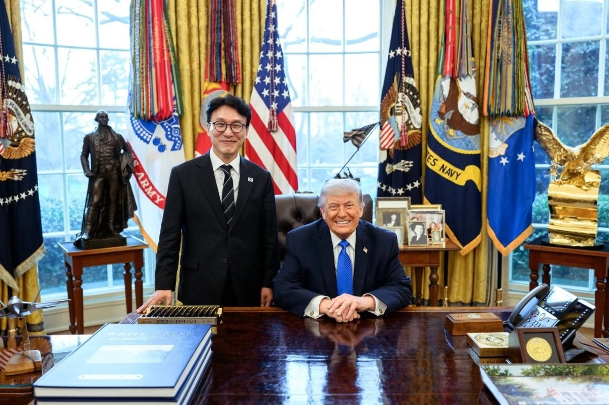 김민석 국무총리가 13일(현지시간) 미국 워싱턴DC 백악관에서 도널드 트럼프 미국 대통령을 만나 기념 촬영을 하고 있다. 총리실 제공