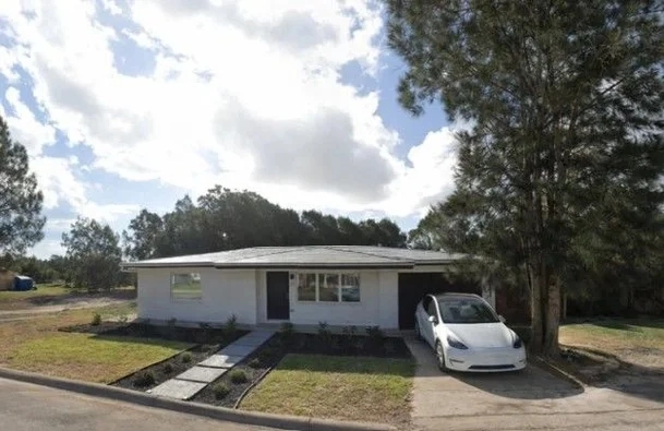 스페이스X로부터 임대한 약 5만 달러 가치의 조립식 주택에 거주하고 있다는 일론 머스크. 디마 제뉴크 엑스 캡처