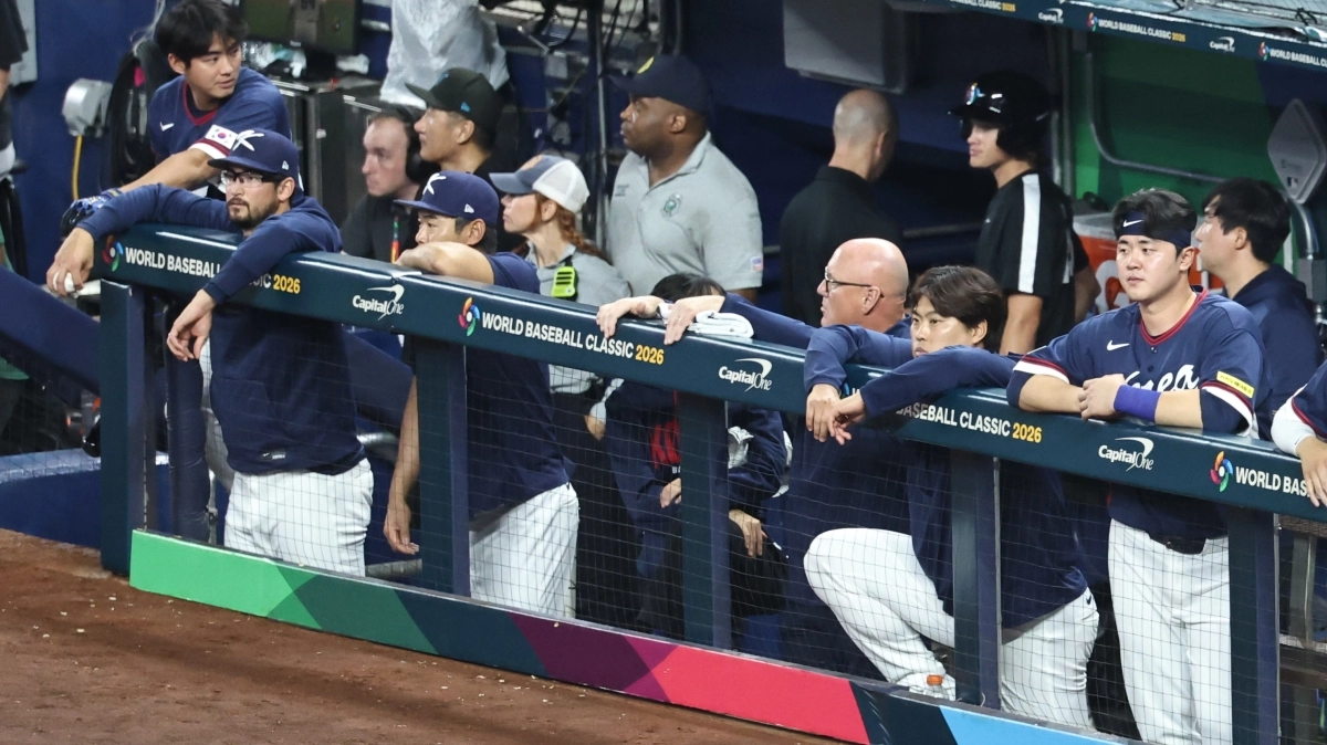 13일(현지시간) 미국 플로리다주 마이애미 론디포파크에서 열린 월드베이스볼클래식(WBC) 대한민국 대 도미니카공화국 준준결승전. 7회초 1사 1루 한국 문보경의 병살타로 이닝이 종료되자 한국선수들이 아쉬워하고 있다. 2026.3.14. 연합뉴스