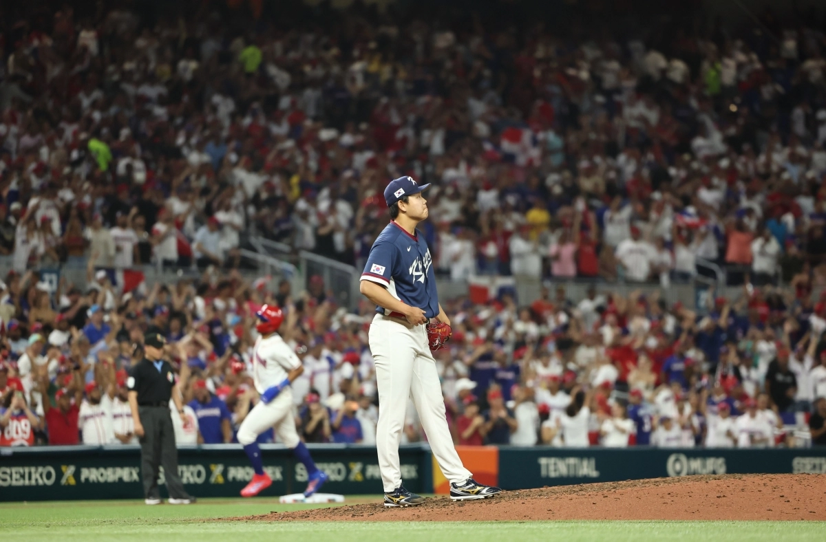 소형준이 14일(한국시간) 미국 플로리다주 마이애미 론디포 파크에서 열린 2026 월드베이스볼클래식(WBC) 도미니카공화국과의 8강 경기에서 7회말 3점 홈런을 얻어맞고 씁쓸한 표정을 짓고 있다. 2026.3.14 마이애미 연합뉴스