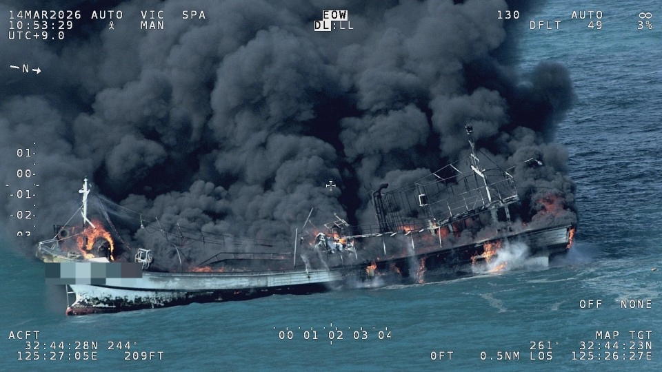 제주도 차귀도 남서쪽 약 90㎞ 해상에서 조업 중이던 어선에서 화재가 발생해 검은 연기를 내뿜고 있다.  제주해양경찰서 제공