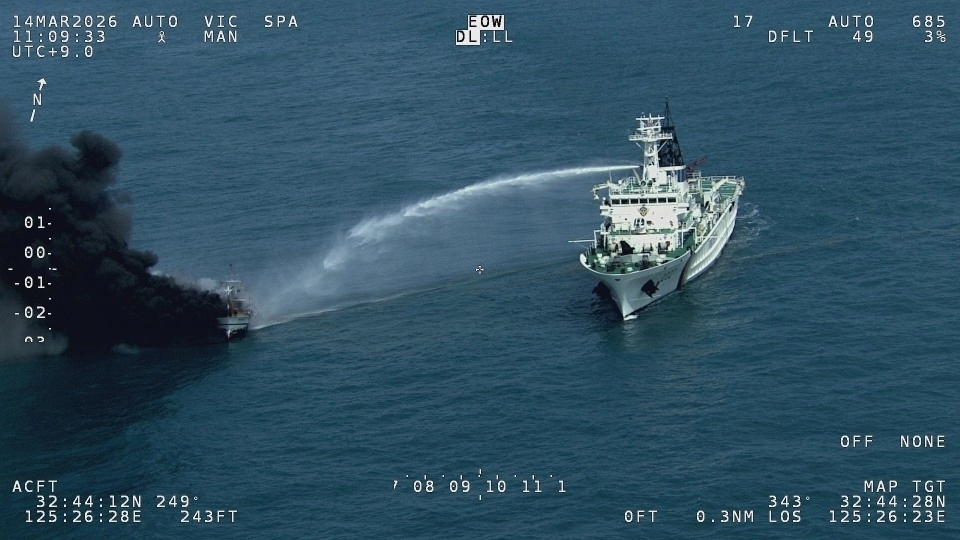 제주도 차귀도 남서쪽 약 90㎞ 해상에서 조업 중이던 어선에서 화재가 발생하자 해경 함정이 급파돼 소화포를 이용해 화재를 진압하고 있다. 제주해양경찰서 제공