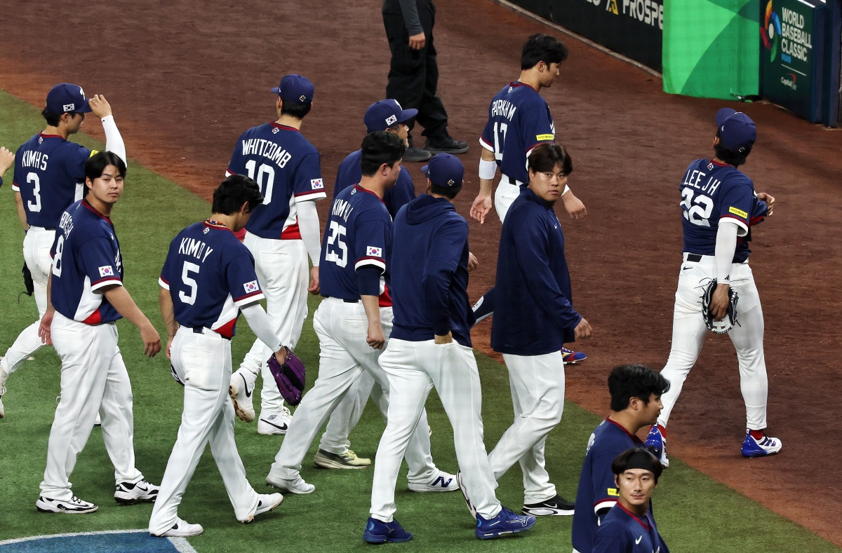 대한민국 야구대표팀 선수들이 14일(한국시간) 미국 플로리다주 마이애미 론디포 파크에서 열린 2026 월드베이스볼클래식(WBC) 8강전 도미니카공화국과 맞대결에서 패배한 뒤 더그아웃으로 향하고 있다. 2026.3.14 마이애미 뉴스1