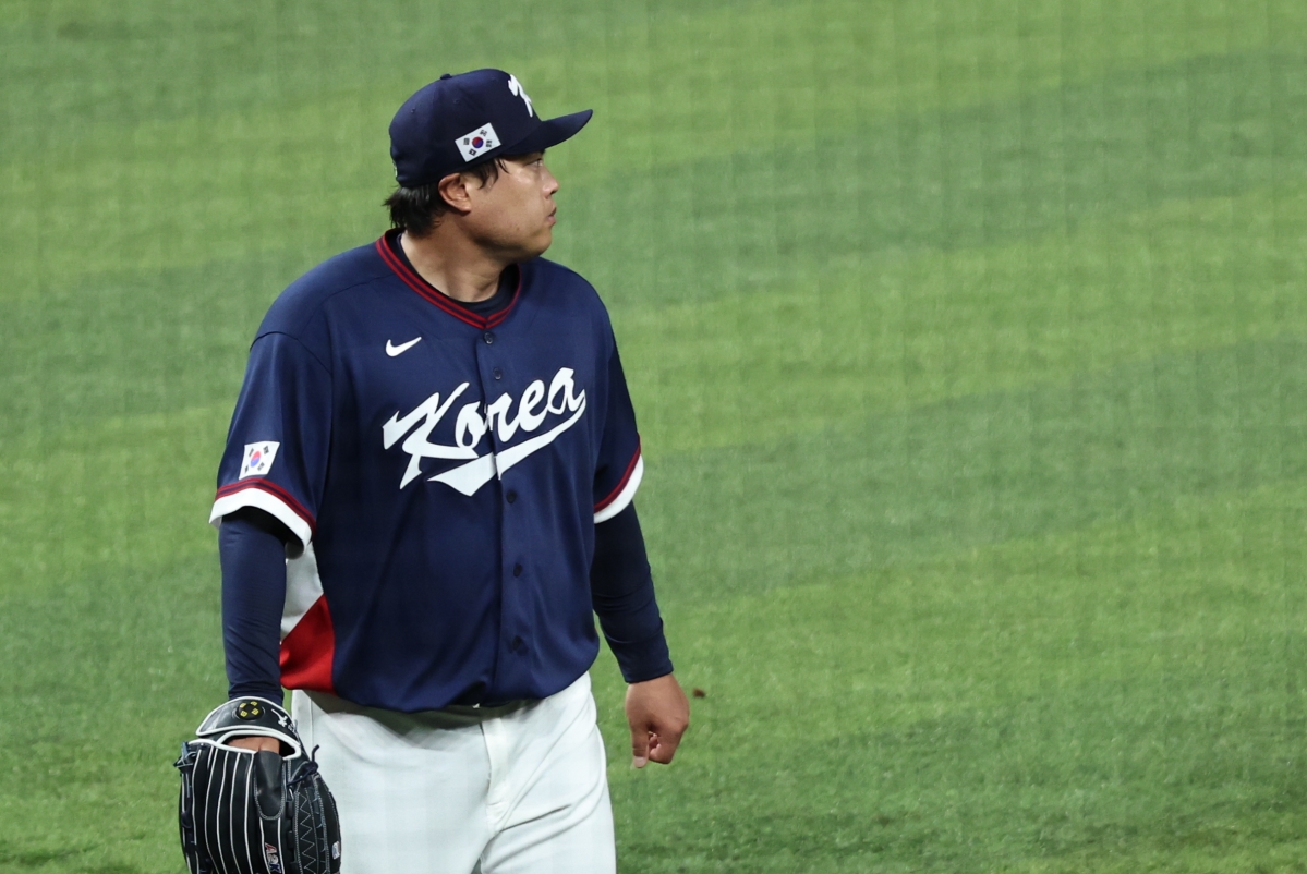류현진이 14일(한국시간) 미국 플로리다주 마이애미 론디포 파크에서 열린 2026 월드베이스볼클래식(WBC) 8강전 도미니카공화국과의 경기에서 2회말 교체된 후 아쉬운 표정으로 더그아웃으로 향하고 있다. 2026.3.14 마이애미 뉴스1