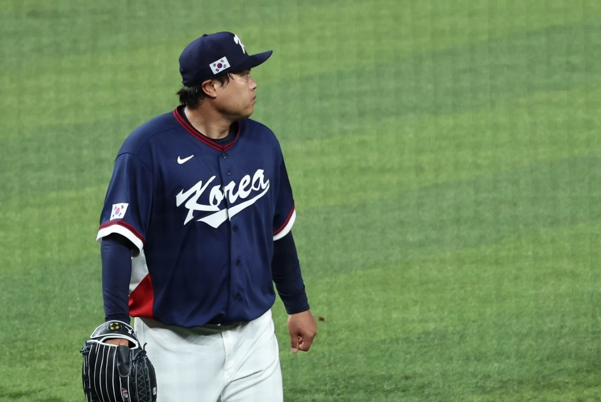 류현진이 14일(한국시간) 미국 플로리다주 마이애미 론디포 파크에서 열린 2026 월드베이스볼클래식(WBC) 8강전 도미니카공화국과의 경기에서 2회말 교체된 후 아쉬운 표정으로 더그아웃으로 향하고 있다. 2026.3.14 마이애미 뉴스1