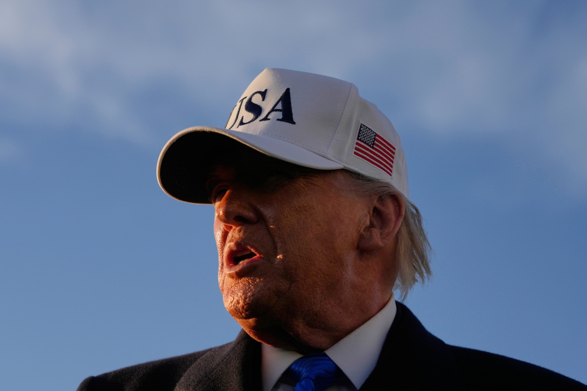 도널드 트럼프 미국 대통령이 13일(현지시간) 메릴랜드주 앤드루스 합동기지에서 플로리다행 에어포스원에 탑승하기 전 취재진의 질문에 답하고 있다. AP 연합뉴스