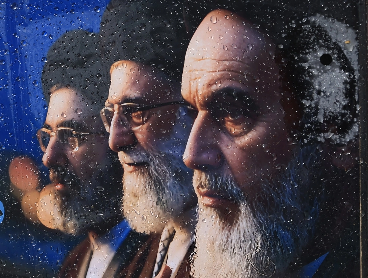 고(故) 루홀라 호메이니 전 최고지도자(오른쪽)와 알리 하메네이 전 최고지도자(가운데), 새 최고지도자 모즈타바 하메네이(왼쪽)의 초상화가 13일(현지시간) 예멘 사나의 한 거리에서 판매되고 있다. EPA 연합뉴스